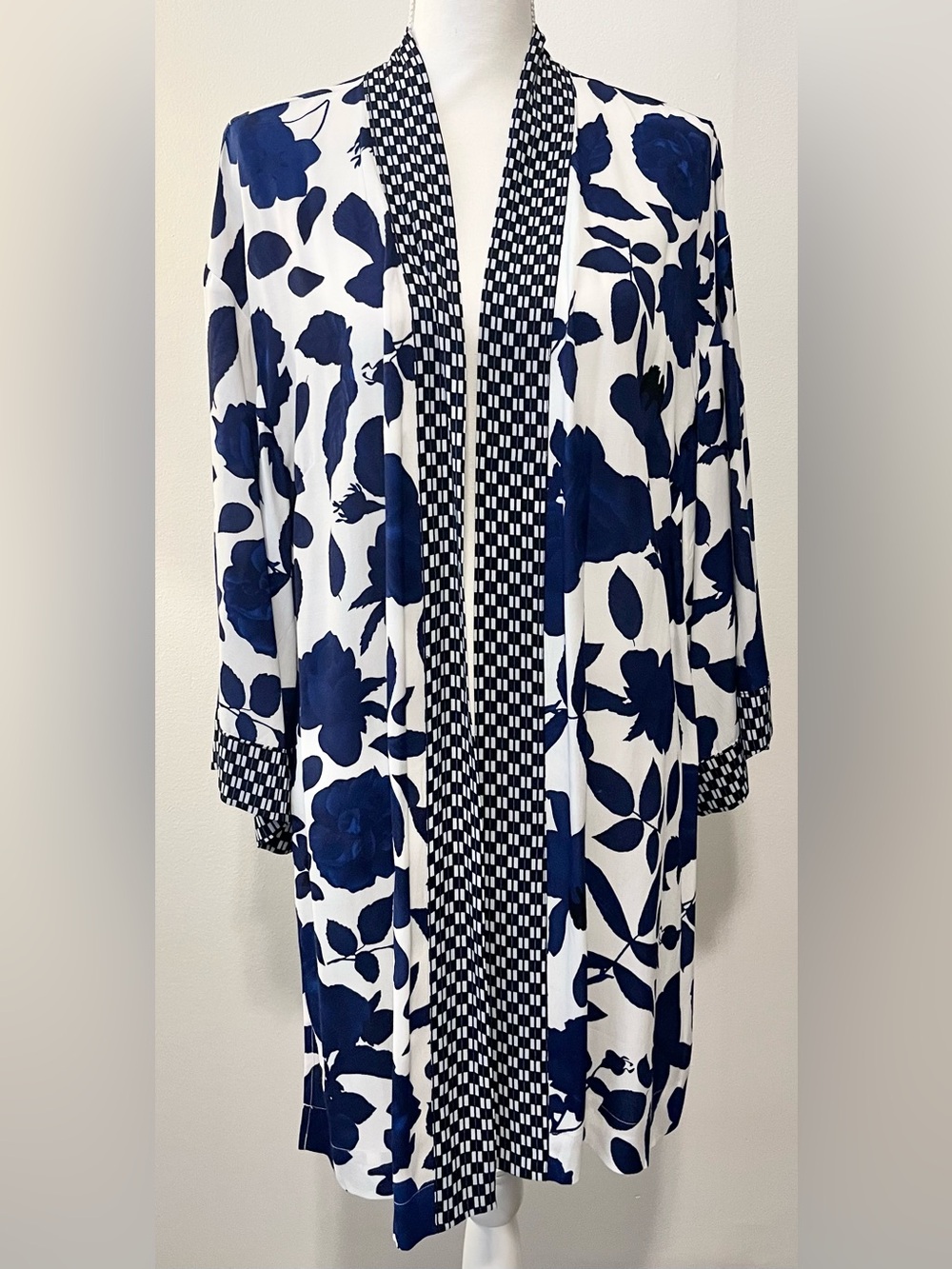 Cabi Botanical Floral Kimono Topper in Blue and White. Style 5661. Sz M/L